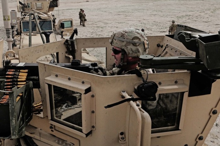 Lính Mỹ luyện bắn súng máy gắn trên xe chiến đấu tại căn cứ Mehtar Lam.